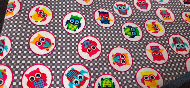 Détail du tissu coton imprimé hiboux du chèche Athéna