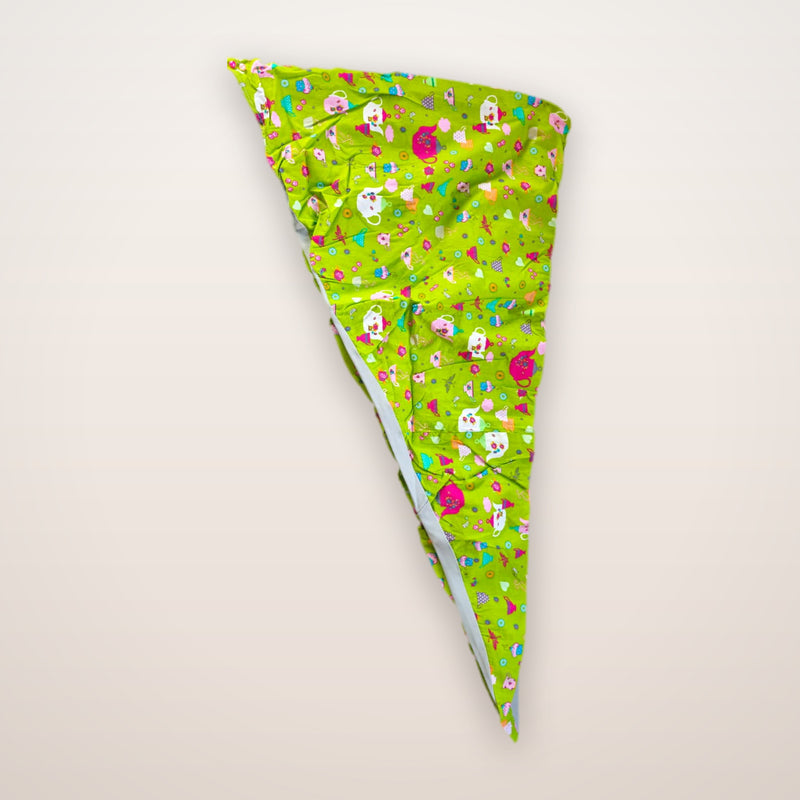 Chèche triangle déplié côté imprimé : théières, tasses et cupcakes sur fond vert anis