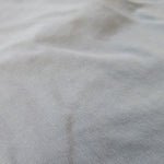 Gros plan sur la matière de la doublure : jersey de coton gris perle